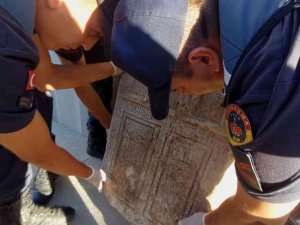 Araçta Roma Dönemine Ait Mezar Steli Ele Geçirildi