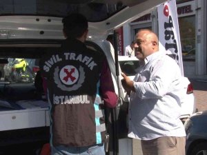 Kadıköy’de, Emniyet Kemeri Takmayan Taksiciden İlginç Savunma: ‘Pis Bir Koku Vardı, Parfüme Uzanmak İçin Kemeri Söktüm’