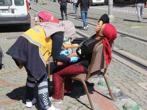 Husumetliler Cami Avlusunda Kavga Etti: 1 Kişi Makasla Yaralandı