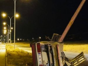 Aydınlatma Direğine Çarpan Tofaş İkiye Bölündü