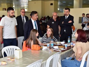 Rektör Kuş, Yeni Dönemin İlk Gününde Öğrencilerle Buluştu