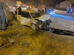Otomobil Önce Motosiklete Sonra Refüje Çarptı: 1 Yaralı