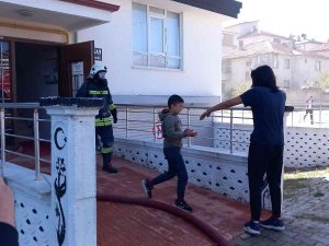 Yangında Dumanların Arasında Kalan Çocuğu İtfaiye Kurtardı