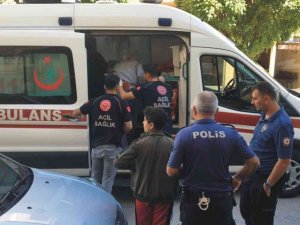 Babasını Ve Abisini Bıçakladı