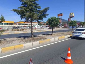 Hafriyat Kamyonu Çarptığı Otomobili Metrelerce Sürükledi, O Anlar Kameraya Yansıdı