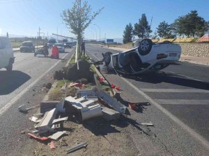 Refüje Çarpıp Aydınlatma Direğini Yerinden Söktü: 2 Yaralı