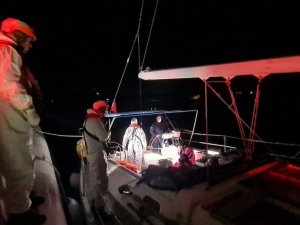 Yelkenli Teknede 92 Düzensiz Göçmen Ve 3 Göçmen Kaçakçısı Yakalandı