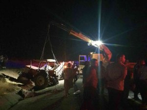 İ̇şçileri Taşıyan Traktör İle Kamyon Çarpıştı: 1 Ölü, 6 Yaralı
