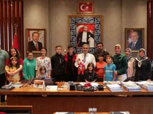 Başkan Işık, Şampiyon Sporcuları Makamında Ağırladı