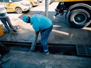Kuşadası Belediyesi’nden Su Taşkınlarına Karşı Mazgal Temizliği