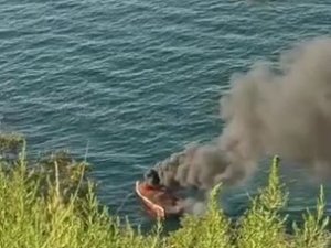 Balık Tutmak İstediler, Alev Alan Tekneden Yüzerek Kurtuldular
