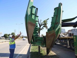 Bursa’da Genişleyen Yollarda Kalan Ağaçlar Taşınıyor
