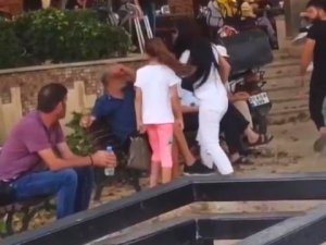Öfkeli Kadın, Bir Erkeği Herkesin İçinde Defalarca Tokatladı