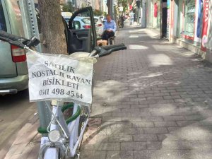 İ̇lginç Sıfatlar Yazılı Satılık Bisikletler Alıcısını Bekliyor