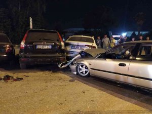 Virajı Alamayan Otomobil Park Halindeki Araçların Arasına Daldı