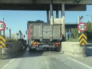 Tuzla’da Yan Yan İlerleyen Kamyon Gişelere Çarptı