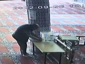 Ümraniye’de Camiden Para Hırsızlığı Kamerada