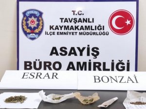 Araç İçerisinde Uyuşturucu Kullanan Kişiler Yakalandı