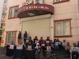 Evlat Nöbetindeki Anne: “2 Evlat Hasretini Birden Çekiyorum”