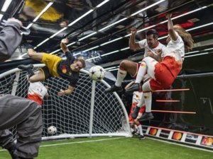 Efsane Futbolcu Figo, Yer Çekimsiz Ortamda Futbol Oynadı