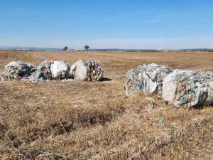 Plastik Atığı Tarlaya Atıp Kaçtılar