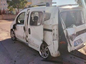 Ehliyetsiz Sürücü Kullandığı Araçla Kaza Yaparak Yaralandı