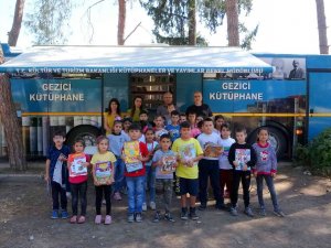 Gezici Kütüphane Köy Okulunda Öğrencilerle Buluştu