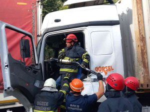 Bolu Tem’de İki Tır Çarpıştı, Araçta Sıkışan Sürücü 1 Saatte Kurtarıldı
