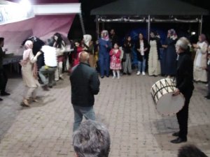 Halay Çekenleri Kurtarayım Derken Tente Üzerine Düştü