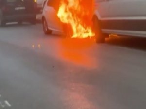 Bursa’da Park Halindeki 2 Otomobil Alev Alev Yandı