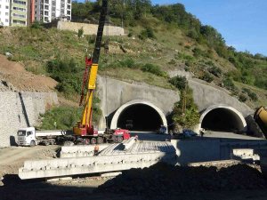 Çukurçayır 1 Tüneli Çıkışındaki Viyadüklerin Tabyalarının Kurulumu Başladı