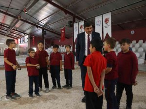 Belediye Başkanı Serhat Oğuz, Bocce Spor Salonu’nda Öğrencilerle Atışlar Yaptı, Anı Olarak Madalyalarını Verdi