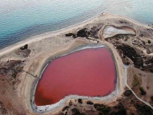Gölün Rengini Gören Kan Zannediyor