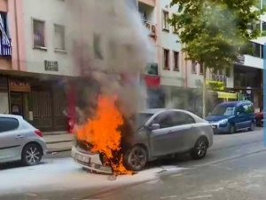 Kırmızı Işıkta Bekleyen Otomobil Alev Alev Yandı
