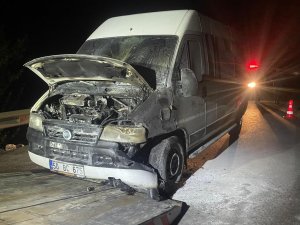 Seyir Halindeyken Yanan Minibüsün Şoförü Son Anda Kurtuldu