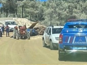 Devrilen Odun Yüklü Traktör, Karı Kocayı Ayırdı