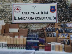 Manavgat’ta Kaçak Parfüm Ve Sigara Operasyonu