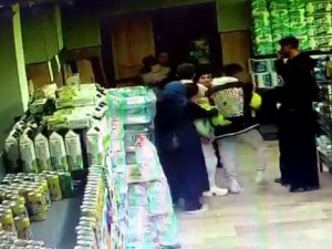 Müşterinin Almadığı Fişi Çöpe Attı, Tekme Tokat Dayak Yedi