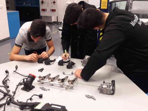 Mercedes-benz Laboratuvarlarında 2 Bin 416 Öğrenci Eğitim Aldı