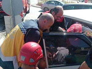 Araçta Sıkışan Sürücüyü İtfaiye Kurtardı