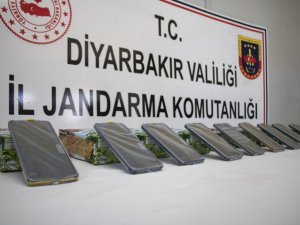 Meyve Suyu Kutusu İçinde 975 Bin Lira Değeri Olan 65 Cep Telefonu Ele Geçirildi
