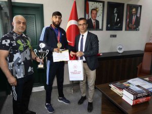 İ̇l Müdürü Din, Şampiyon Sporcuyla Bir Araya Geldi