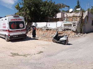 Merdivenlerden Halı Silkerken Yuvarlanan Kadın Yaralandı