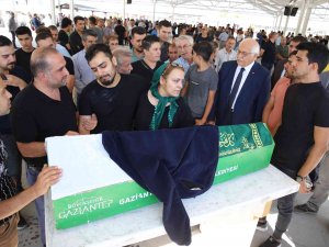 Cesedi Derin Dondurucuda Saklanan Çocuğu Üşümesin Diye Hırkasını Tabutuna Sardı