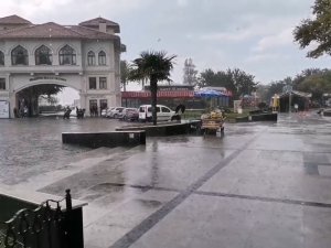 Aniden Bastıran Yağmura Vatandaşlar Hazırlıksız Yakalandı