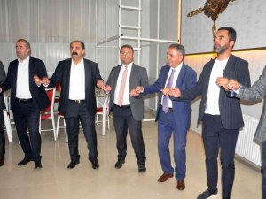 Yüksekova Kültürüne Ayak Uyduran Kaymakam Çimşit Düğünde Halay Çekti