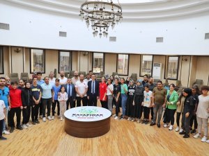 Kayapınar Belediyesi Başarılı 25 Öğrenciyi Ödüllendirdi