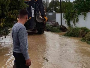 Sağanak Yağış Yolları Dereye Çevirdi