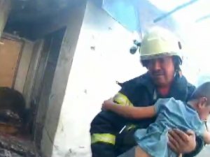 Alevlerin Arasında Mahsur Kalan 4 Çocuğu İtfaiye Kurtardı