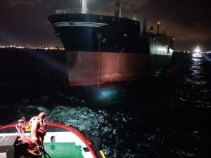 İ̇stanbul Boğazı’nda Arıza Yapan Gemi Küçükçekmece Demir Bölgesine Demirletildi